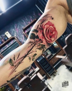 tatuaje-brazo-trazos-pinceladas-rosa-color-logia-barcelona-damsceno 